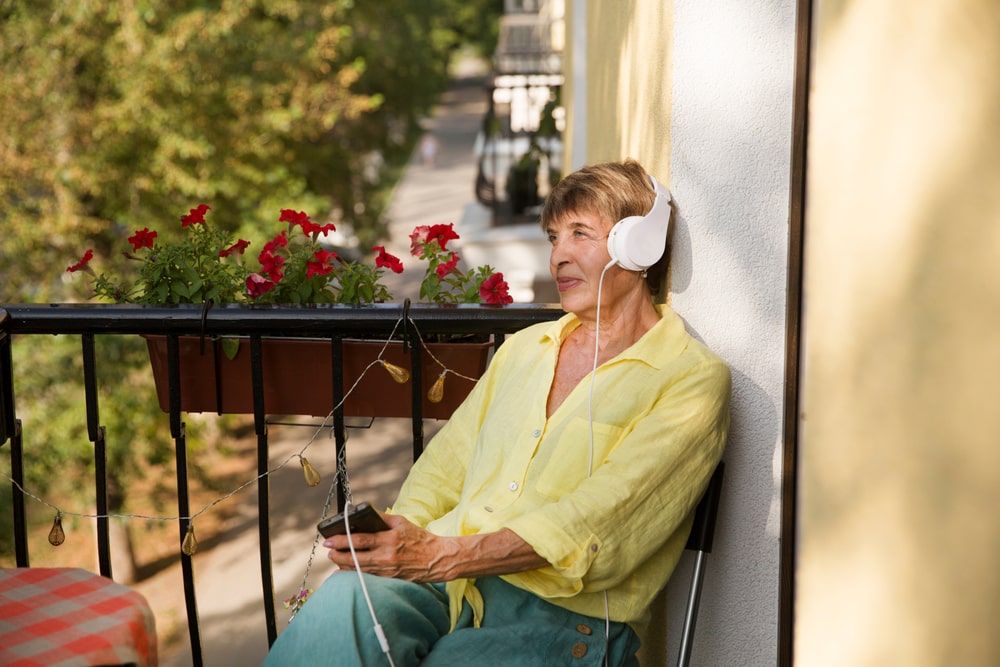 Una donna ascolta la musica sul balcone