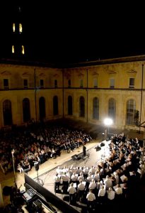 Il Coro di 50&Più Lecce si è esibito davanti al Duomo 