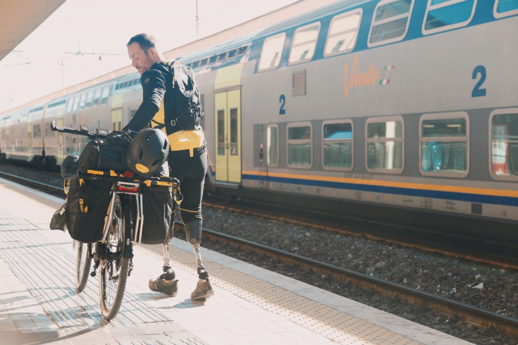 Andrea Lanfri in partenza con la sua bici